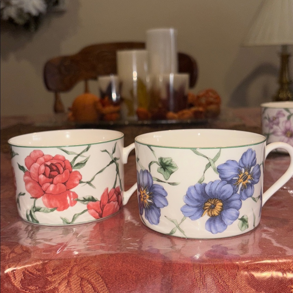 Rhapsody by RETRONEU Porcelain Floral Teacups & Saucer Set - Picture 5 of 10